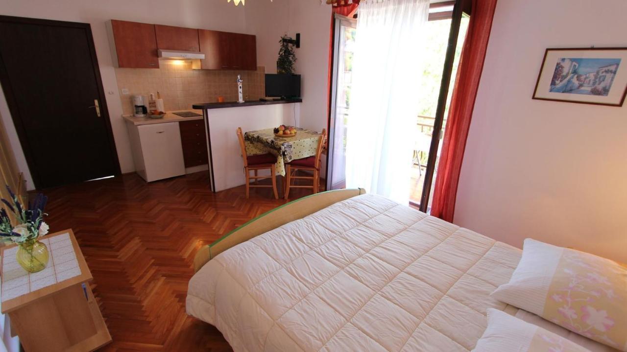 Apartments And Rooms Jelka Малинска Экстерьер фото
