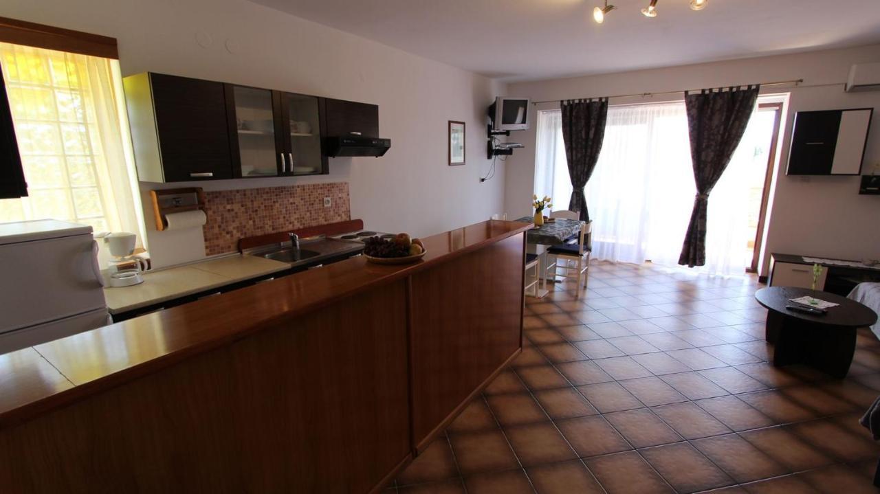 Apartments And Rooms Jelka Малинска Экстерьер фото